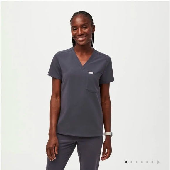 EXCELLENT CONDITION WOMEN’S FIGS CHARCOAL CATARINA ONE-POCKET SCRUB TOP MEDIUM - Picture 4 of 8